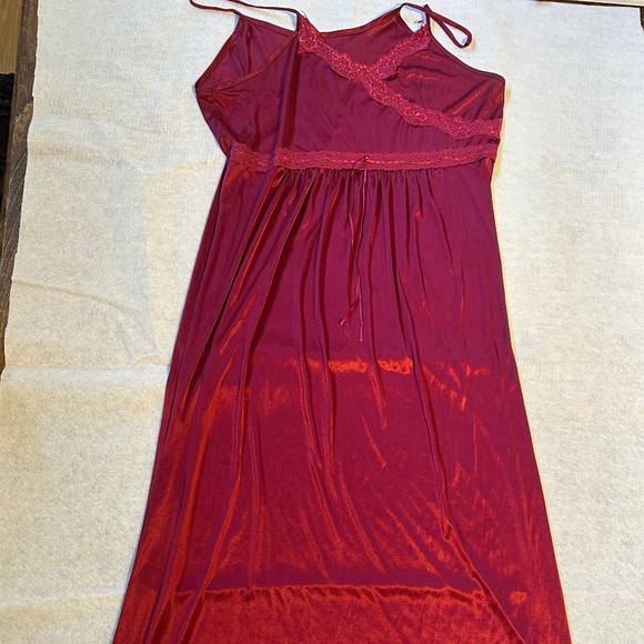 Red slip - Picture 2 of 2